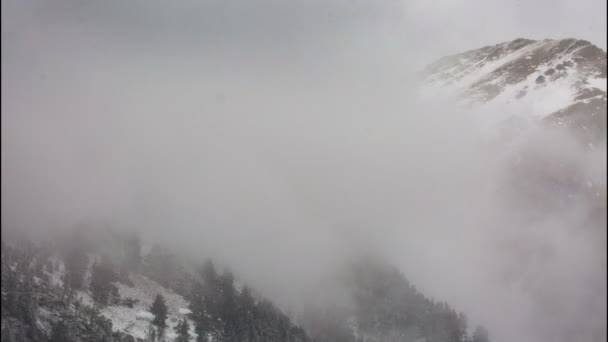 Upływ czasu wideo. Rosja, Republika Osetii Północnej, Alania. Ruchu chmur w snowy góry Kaukazu w zimie. — Wideo stockowe