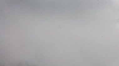 Zaman atlamalı video. Rusya, Kuzey Osetya Cumhuriyeti Alanya. Kışın karlı Kafkas Dağları bulutlarda hareketi.