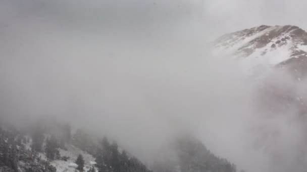 时间推移视频。共和国的北奥塞梯，俄罗斯北奥塞梯。中移动的云冬天下雪的高加索山脉. — 图库视频影像