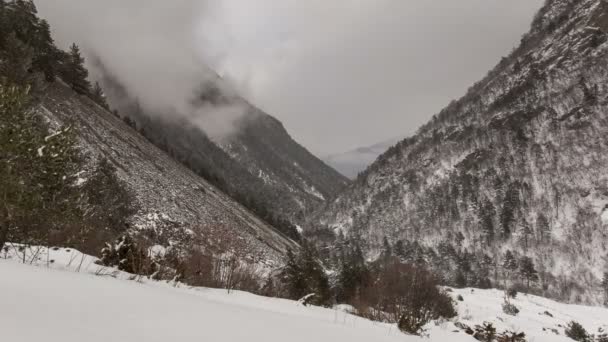 Upływ czasu wideo. Rosja, Republika Osetii Północnej, Alania. Ruchu chmur w snowy góry Kaukazu w zimie. — Wideo stockowe