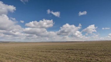 Rusya, timelapse. Bulutlar Don geniş bozkırlarında erken Bahar kış buğday alanları üzerinde hareket.