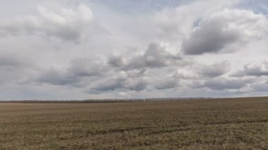 Rusya, timelapse. Bulutlar Don geniş bozkırlarında erken Bahar kış buğday alanları üzerinde hareket.
