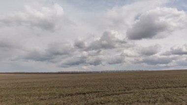 Rusya, timelapse. Bulutlar Don geniş bozkırlarında erken Bahar kış buğday alanları üzerinde hareket.