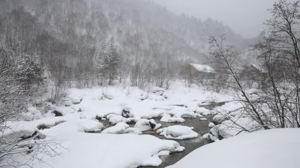 ロシア、北オセチア共和国アラニア。中央のコーカサス山脈の山中の映画冬吹雪. — ストック動画