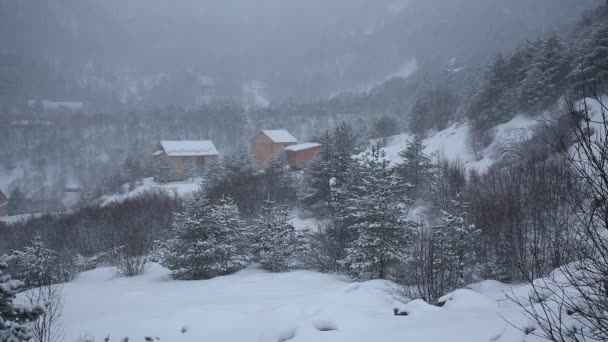 Rusland, Republiek van Noord-Ossetië-Alanië. Film winter sneeuwstorm in de bergen van de Kaukasus in de centrale. — Stockvideo