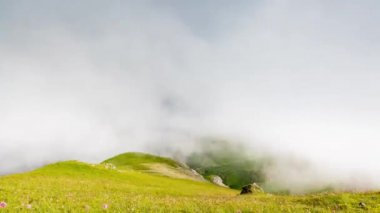 Zaman atlamalı. Rusya, Kafkas Dağları bulutlar Alpin çayırlar üzerinde oluşumu.