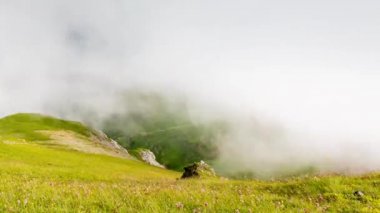 Zaman atlamalı. Rusya, Kafkas Dağları bulutlar Alpin çayırlar üzerinde oluşumu.