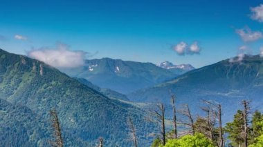 Zaman atlamalı. Rusya, Kafkas Dağları bulutlar Alpin çayırlar üzerinde oluşumu.