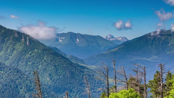 El lapso de tiempo. Rusia, las montañas del Cáucaso La formación de nubes sobre prados alpinos . — Vídeos de Stock