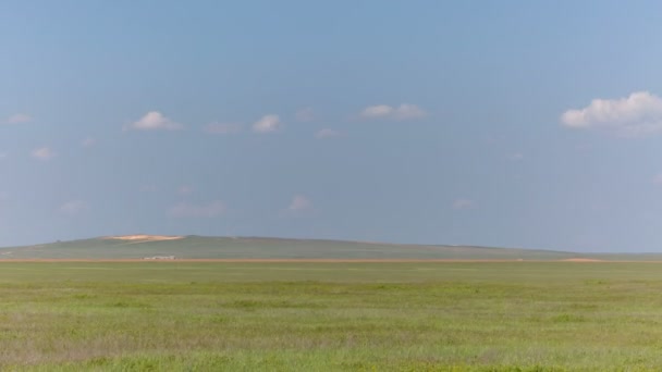 El movimiento de las nubes sobre los campos de trigo de invierno a principios de primavera en las vastas estepas del Don . — Vídeos de Stock