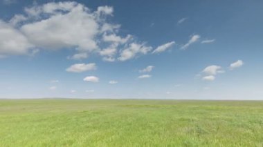Bulutlar Don geniş bozkırlarında erken Bahar kış buğday alanları üzerinde hareket.