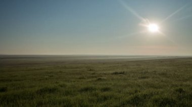 Bulutlar Don geniş bozkırlarında erken Bahar kış buğday alanları üzerinde hareket.