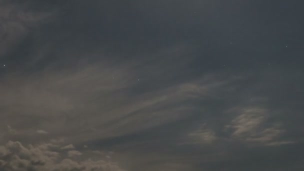 Le mouvement des nuages sur les champs de blé d'hiver au début du printemps dans les vastes steppes du Don .