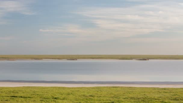 El movimiento de las nubes sobre los campos de trigo de invierno a principios de primavera en las vastas estepas del Don . — Vídeos de Stock