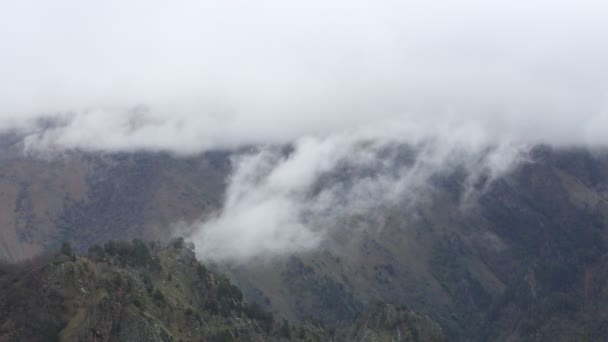 La Russie. Au début du printemps, l'épais voile de brume et de nuages qui remonte les pentes escarpées des sommets du Caucase central . — Video