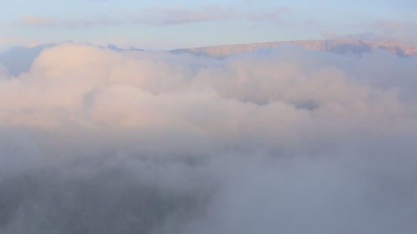 Rusia. A principios de primavera, el denso velo de niebla y nubes trepando por las empinadas laderas de las montañas de los picos del Cáucaso Central . — Vídeo de stock