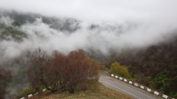 Rosja. Wczesną wiosną szczyty zasłona gęstej mgły i chmur wkradły się strome górskie zbocza centrum Kaukazu. — Wideo stockowe