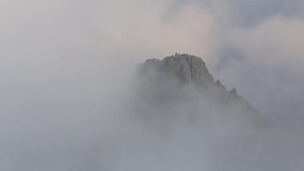 La Russie. Au début du printemps, l'épais voile de brume et de nuages qui remonte les pentes escarpées des sommets du Caucase central . — Video