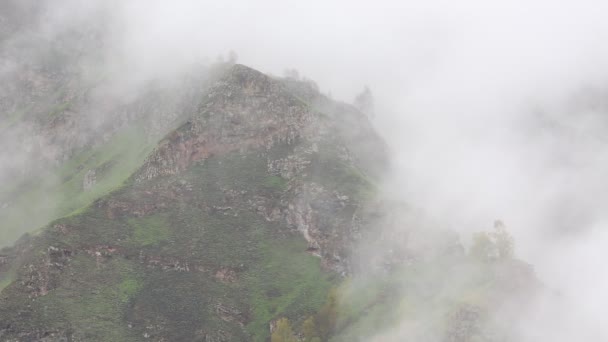 La Russie. Au début du printemps, l'épais voile de brume et de nuages qui remonte les pentes escarpées des sommets du Caucase central . — Video