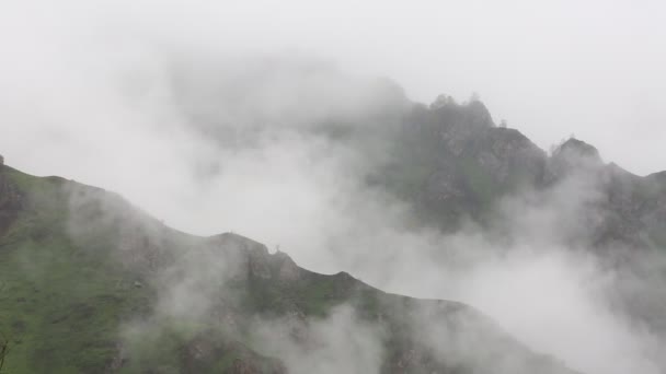 A Rússia. No início da primavera, o denso véu de névoa e nuvens rastejando pelas encostas íngremes das montanhas dos picos do Cáucaso Central . — Vídeo de Stock