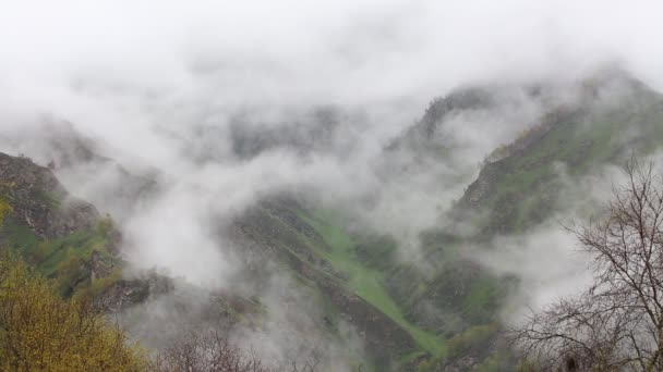 Rusya. Erken ilkbaharda yoğun sis ve bulutlar Merkezi Kafkasya sarp dağ yamaçları kadar sürünen perdesini doruklarına. — Stok video