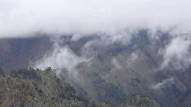 La Russie. Au début du printemps, l'épais voile de brume et de nuages qui remonte les pentes escarpées des sommets du Caucase central .