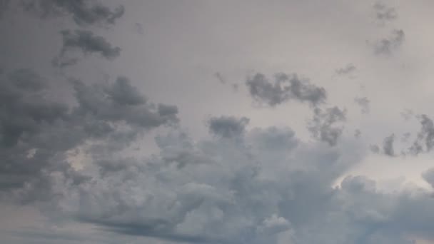 Il movimento delle nuvole tuonanti sui campi di grano invernale all'inizio della primavera nelle vaste steppe del Don . — Video Stock