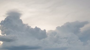 Don geniş bozkırlarında erken Bahar kış buğday alanları üzerinde thunderclouds hareketi.