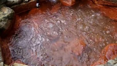 Rusya, kabarcıklar kaynar mineral kaynağı su - Seltzer'ı olan iyi Kabardey-çatışmalar işgalciler dağlarında kırmızı duvarlı