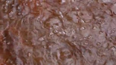 Rusya, kabarcıklar kaynar mineral kaynağı su - Seltzer'ı olan iyi Kabardey-çatışmalar işgalciler dağlarında kırmızı duvarlı