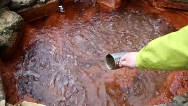 Rusko, zdroj bublin vroucí minerální vody - minerálka v dobře s červenými stěnami v horách Kabardsko-Balkarsko — Stock video