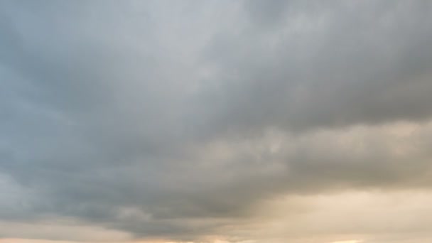 La formation et le déplacement de nuages sur des champs verts d'herbe sans fin en été dans les steppes du Don . — Video