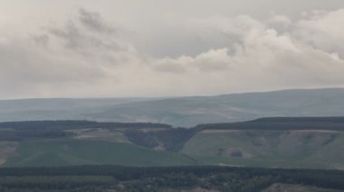 Oluşumu ve bulutlar dağlar Merkezi Kafkasya zirvesinin sarp dağ yamaçları kadar hareketi.
