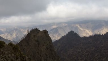 Oluşumu ve bulutlar dağlar Merkezi Kafkasya zirvesinin sarp dağ yamaçları kadar hareketi.