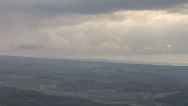 Oluşumu ve bulutlar dağlar Merkezi Kafkasya zirvesinin sarp dağ yamaçları kadar hareketi. — Stok video