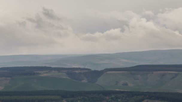 Oluşumu ve bulutlar dağlar Merkezi Kafkasya zirvesinin sarp dağ yamaçları kadar hareketi. — Stok video