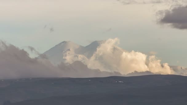 La formación y el movimiento de nubes hasta las empinadas laderas de las montañas del Cáucaso Central . — Vídeo de stock