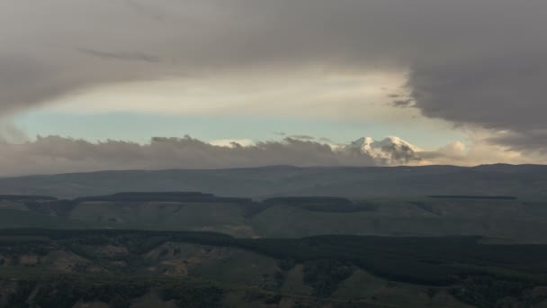 形成と中央コーカサス山の山々 の険しい山の斜面に雲の動き. — ストック動画
