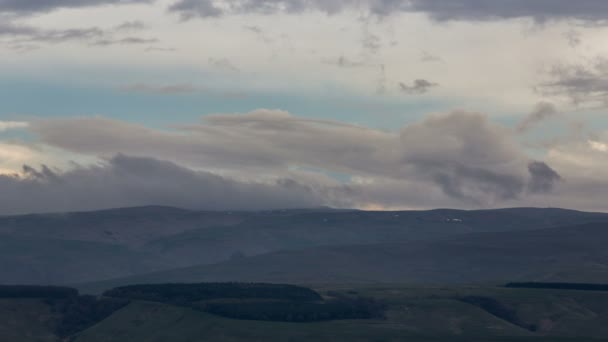 De vorming en verplaatsing van wolken tot de steile berghellingen van de bergen van Centraal-Kaukasus pieken. — Stockvideo