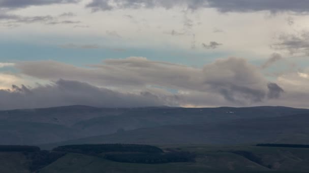 Oluşumu ve bulutlar dağlar Merkezi Kafkasya zirvesinin sarp dağ yamaçları kadar hareketi. — Stok video