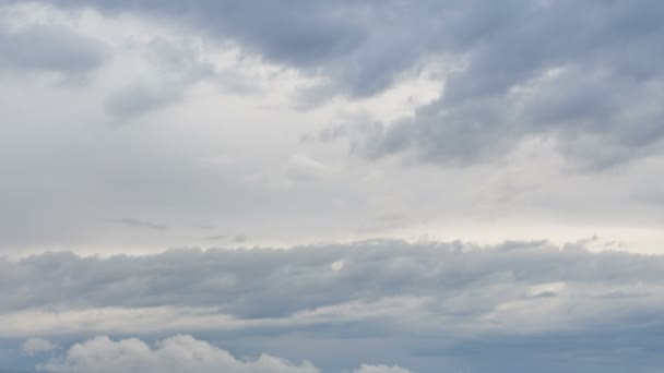 De vorming en verplaatsing van wolken tot de steile berghellingen van de bergen van Centraal-Kaukasus pieken. — Stockvideo