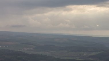 Oluşumu ve bulutlar dağlar Merkezi Kafkasya zirvesinin sarp dağ yamaçları kadar hareketi.