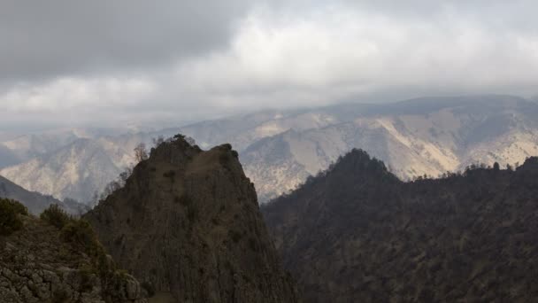 La formación y el movimiento de nubes hasta las empinadas laderas de las montañas del Cáucaso Central . — Vídeo de stock