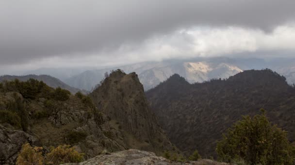 Το σχηματισμό και την κίνηση των σύννεφων μέχρι τις απότομες πλαγιές των βουνών της οροσειράς του Καυκάσου κεντρική κορυφές. — Αρχείο Βίντεο