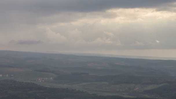 Oluşumu ve bulutlar dağlar Merkezi Kafkasya zirvesinin sarp dağ yamaçları kadar hareketi. — Stok video