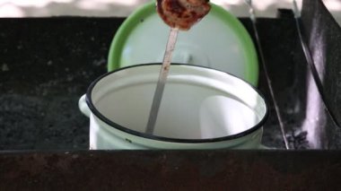 Hazırlanması üzerinde piknik için açık havada ateş et kavrulmuş ve rahatla.