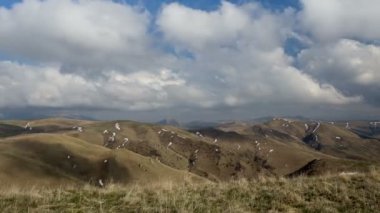 Rusya, timelapse. Oluşumu ve bulutlar kadar Merkezi Kafkasya zirvesinin Dağlarının yamaçları dik hareketleri.