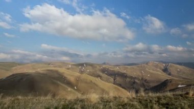 Rusya, timelapse. Oluşumu ve bulutlar kadar Merkezi Kafkasya zirvesinin Dağlarının yamaçları dik hareketleri.