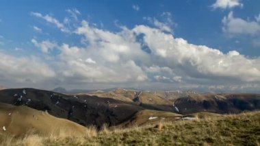 Rusya, timelapse. Oluşumu ve bulutlar kadar Merkezi Kafkasya zirvesinin Dağlarının yamaçları dik hareketleri.