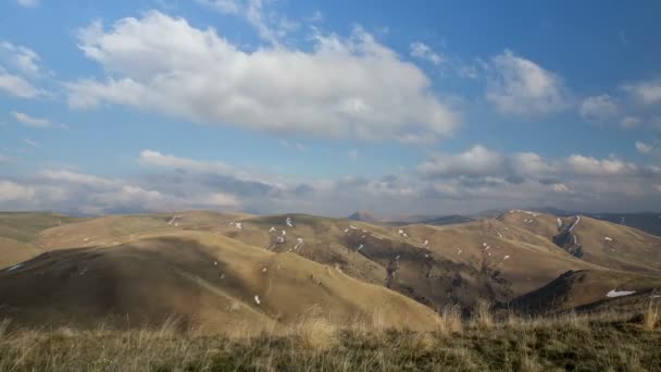 Rússia, cronologia. A formação e movimentos de nuvens até as encostas íngremes das montanhas do Cáucaso Central picos . — Vídeo de Stock